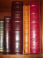 Libros con diferentes constituciones encuadernadas en rústica.