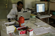 Trabajo administrativo en la farmacia del hospital de Gambo, Etiopía.