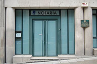 Foto de la fachada de una notaría de Vigo.