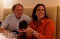Fotografía de una pareja en un restaurante con una gran trufa negra.
