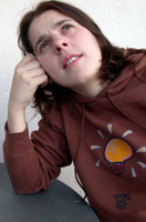Persona (mujer) pensando.