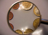Monedas vistas a través de una lupa.