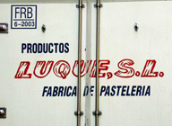 Trasera de un camión con la inscripción Luque, s.l.