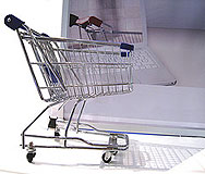Comercio electrónico Un carrito de la compra con un ordenador de fondo
