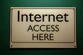 Cartel que versa "Internet access here"