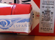 ESPECIALES para describir los impuestos especiales se hace una foto de las vitolas de una botella de alcohol y de un paquete de tabaco.