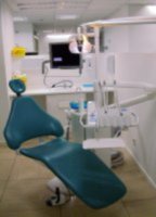 Fotografía del equipamiento básico de la consulta de un dentista.