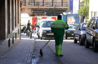 Perso de un servicio de limpieza urbano