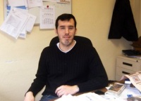 Fotografía de Jaime el secretario del ayuntamiento en oficina.
