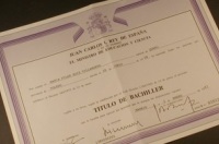 Fotografía de un título de bachillerato.