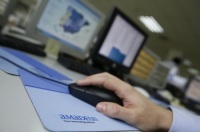 Mano de una persona manejando el ratón de un ordenador.