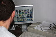 Iván buscando imágenes en Google