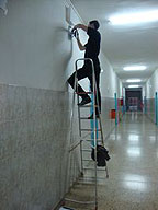 Operario arreglando un punto de acceso.