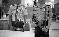 Dos guardias jurandos vigilan un centro comercial en Jakarta.