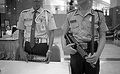 Dos guardias jurandos vigilan un centro comercial en Jakarta.
