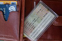 DNI en cartera con otras tarjetas.
