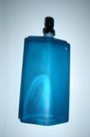 Bote de perfume romboidal color azul marino.     