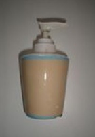  Bote de porcelana color melocotón con dispensador blanco.   
