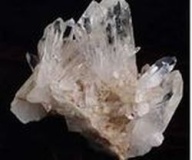 Se observa un cristal de sal aumentado en tamaño.     