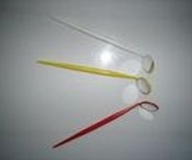 Tres varillas de plástico de color rojo, amarillo y blanco respectivamente con una parte redonda y otra terminada en punta.     