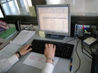 Se observan las manos de una administrativa frente al teclado de su ordenador.