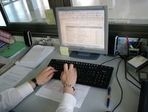 Puntos críticos. Se observan las manos de la administrativa sobre el teclado del ordenador.