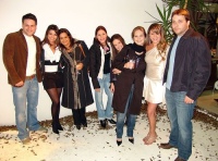 Amistad. En la imagen se observa a un grupo de jóvenes, chicos y chicas, muy arreglados y sonrientes, todos de pie en semicírculo frente a la cámara.