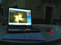 Ordenador. Ordenador portátil encendido sobre una mesa.