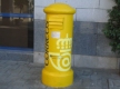 Buzon. Imagen que muestra un buzón de correos de color amarillo con las letras de Correos en color blanco. electrónico.
