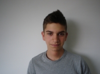 Jaime. Busto de un joven con camiseta gris mirando de frente a la cámara.