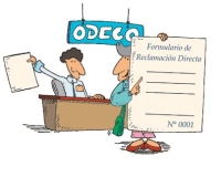 Reclamación. A través de unos dibujos, se muestra cómo un usuario sostiene una reclamación en un folio gigante ante un encargado de la atención al cliente de una empresa.