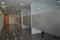 Despachos. Se muestra una fila de despachos dentro de un edificio.