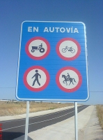 Acceso. Cartel de entrada a una autovía, donde se muestran los vehículos que no pueden acceder a la misma.
