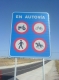 Acceso. Cartel de entrada a una autovía, donde se muestran los vehículos que no pueden acceder a la misma.