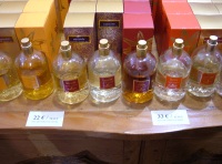 Perfumes. La imagen muestra varios perfumes en exposición, unos al lado de los otros y con sus correspondientes cajas justo detrás suya.