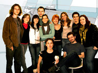 Grupo. En la imagen se observa a un grupo de jóvenes que posan frente a la cámara, todos con actitud sonriente y distendida. Todos ellos visten ropa informal.