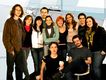 En la imagen se observa a un grupo de jóvenes que posan frente a la cámara, todos con actitud sonriente y distendida. Todos ellos visten ropa informal.