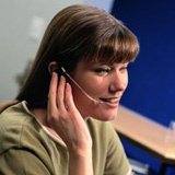 Chica joven con un auricular de teléfono hablando.