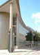 Edificio modernista de la empresa ETC S.L. con columnas a la entrada que forman un pasillo  desde el que se accede al interior.