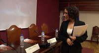 Asesora de protocolo  comprobando los detalles de la mesa presidencial  en la organización de un evento.