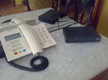 Mesa de escritorio con un aparato telefónico con variedad de lineas y opciones.