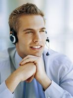 Un chico rubio  con auriculares y micrófono para hablar por teléfono en las orejas.