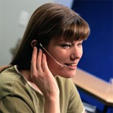 Laura con un teléfono auricular hablando.