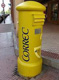 Característico  buzón  español de color amarillo.