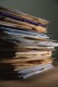 Montón de documentos apilados para archivar.