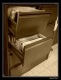 Archivador  métalico de oficina,  con dos cajones abiertos que dejar ver documentos en su interior.