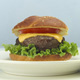 Hamburguesa completa con su tomate, jamón y lechuga y representa las necesidades y deseos que todo ser humano tiene. 