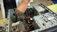 Fotografía de la reparación de un equipo.