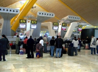 Vista de gente facturando en un aeropuerto.