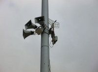 Poste con diferentes altavoces de bocinas de emergencia en la playa.